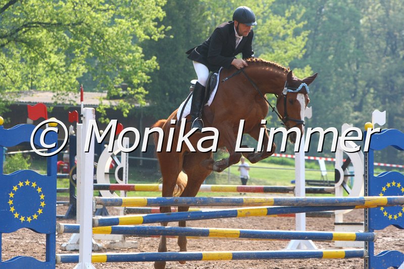 103M3107_Elfriede G_Springpf A.JPG